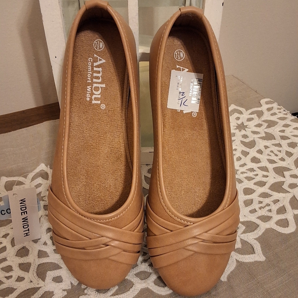 AMBU, NWT, 7.5 WIDE, Beige Criss Cross Dress Flats